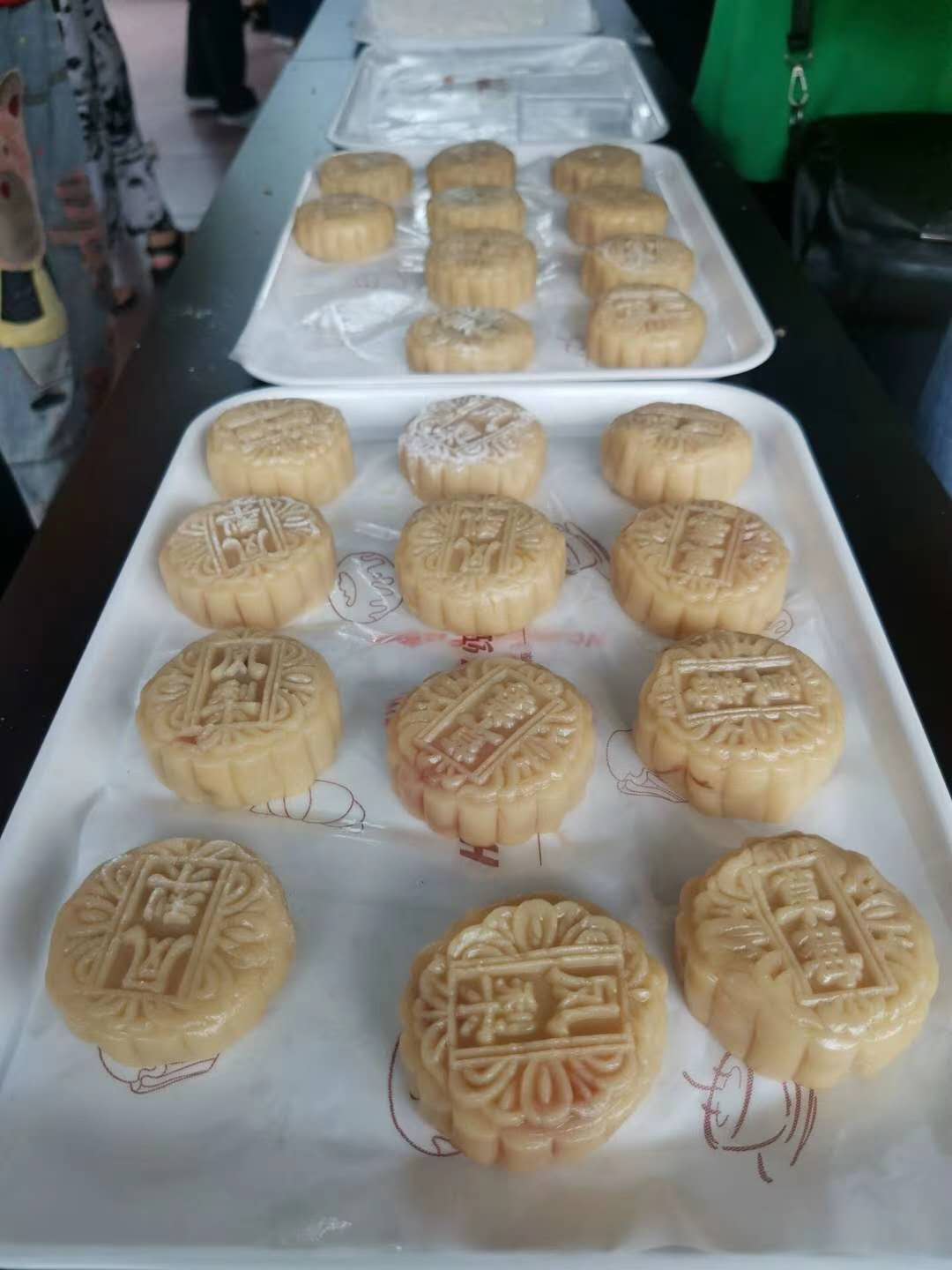 居民动手做的月饼。