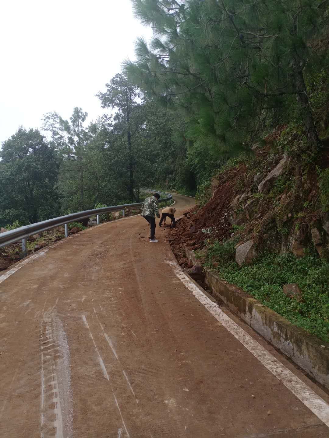 电视路K7+500m坍方清理后。.jpg