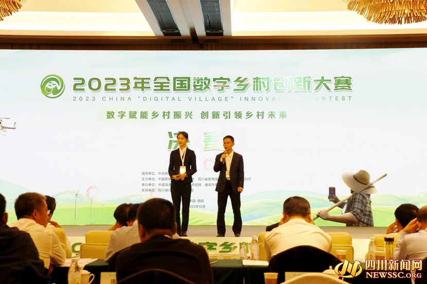 文家雄（右一）和何媛媛（左一）正在现场路演 摄影谢川霞_副本.jpg