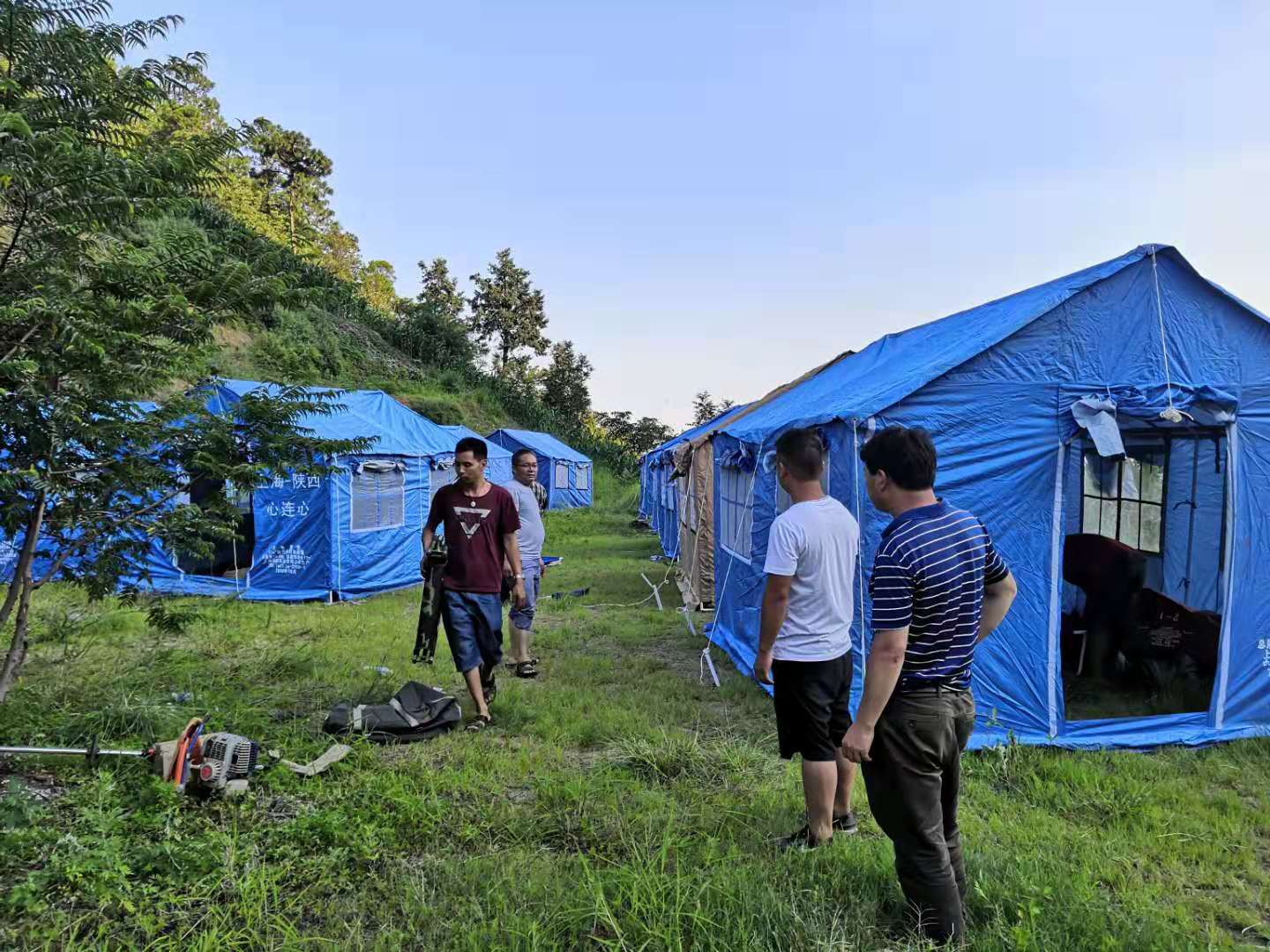 为撤离群众搭建帐篷。