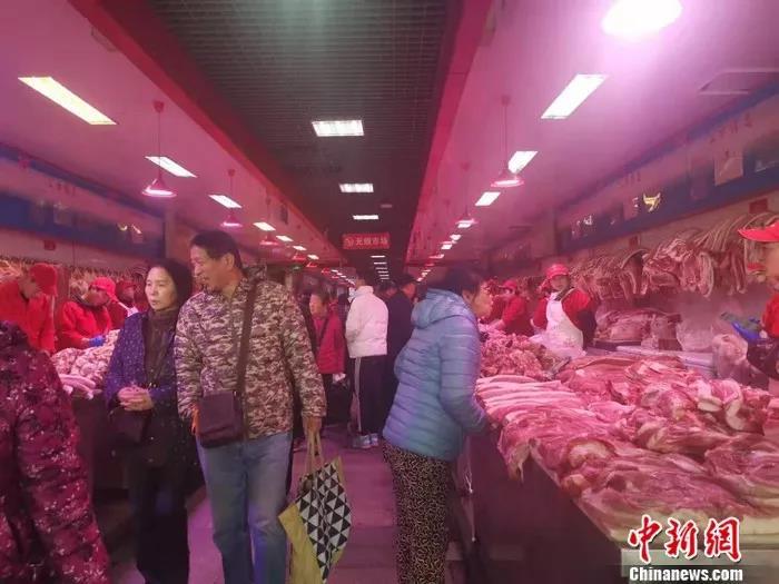图为北京新发地肉类交易大厅。 谢艺观 摄