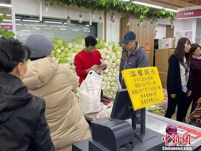 图为北京西城区一家超市正在促销大白菜。 谢艺观 摄