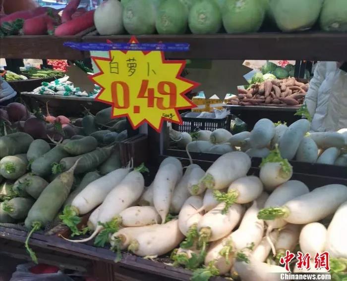 图为北京西城一家超市，白萝卜卖到了0.49元一斤。 谢艺观 摄