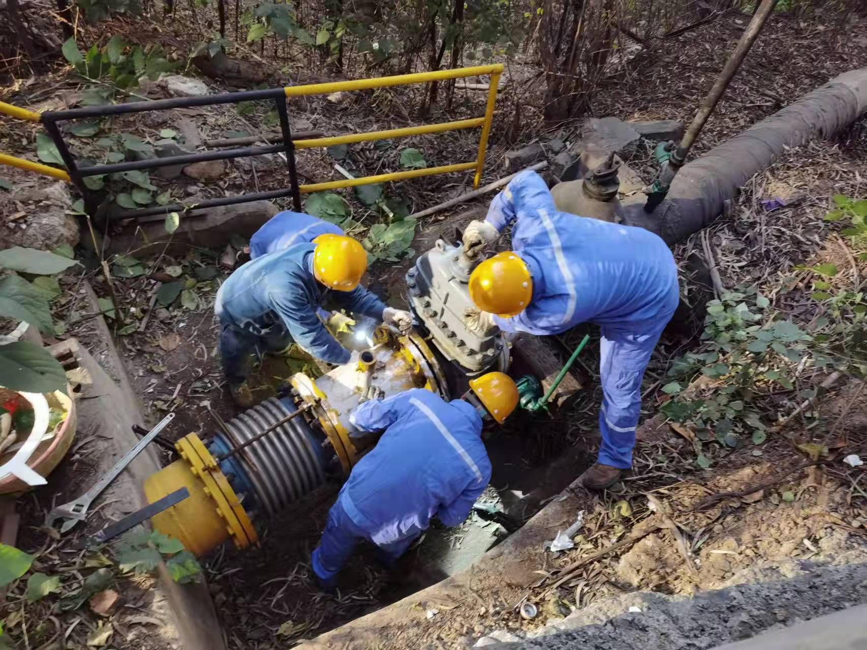 工人检修煤气管道。